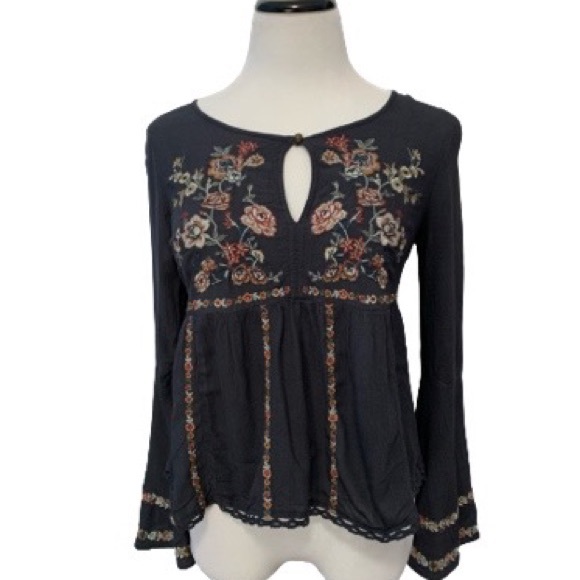 SOLD American Eagle Outfitters grey embroidered boho bell sleeve blouse. Size XS - Picture 4 of 10